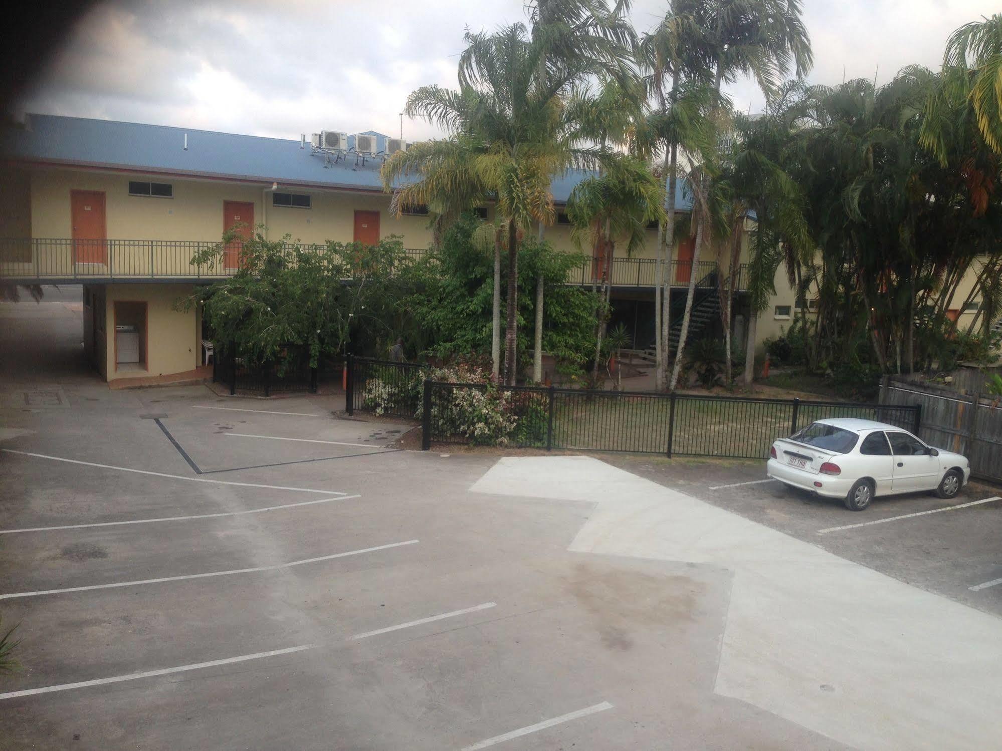 Tropical Queenslander Motel Cairns Exterior photo